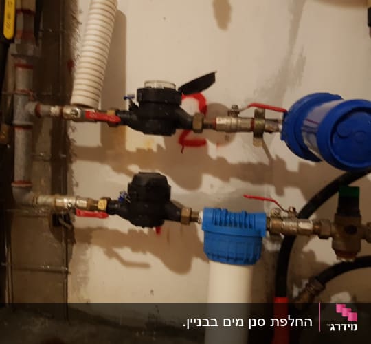 צינורות מים עם ברזים ומסננים כחולים